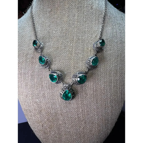 The Green Queen Quartz and sterling silver necklace - Picture 5 of 11